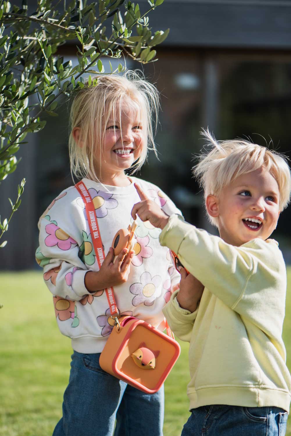 silicon bag fox, child is carrying the bag around its shoulder while playing with the fox walkie talkie with its friend