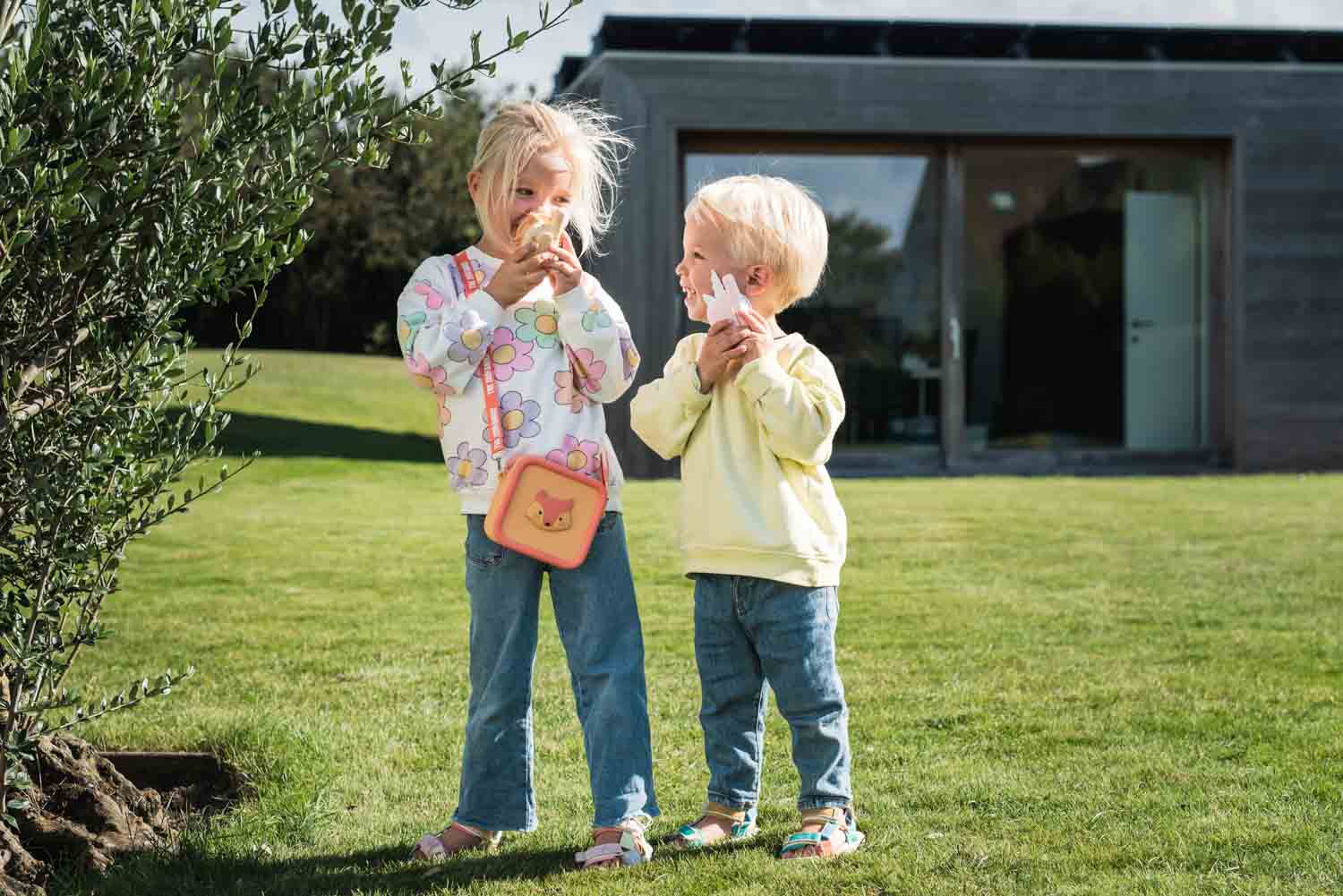 silicon bag fox, child is carrying the bag around its shoulder while playing with its friend with the walkie talkies fox and unicorn, garden