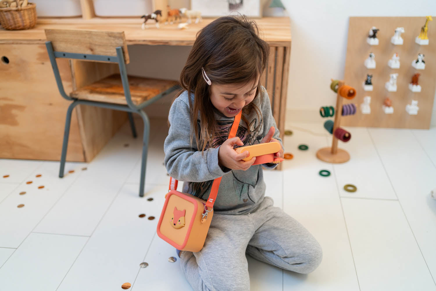 silicon bag fox, child is playing with the urban zoo digital kids camera while carrying the bag over its shoulder, kidsroom