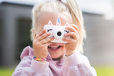 odalunicorn kids camera, child having the camera in both hands, making a picture